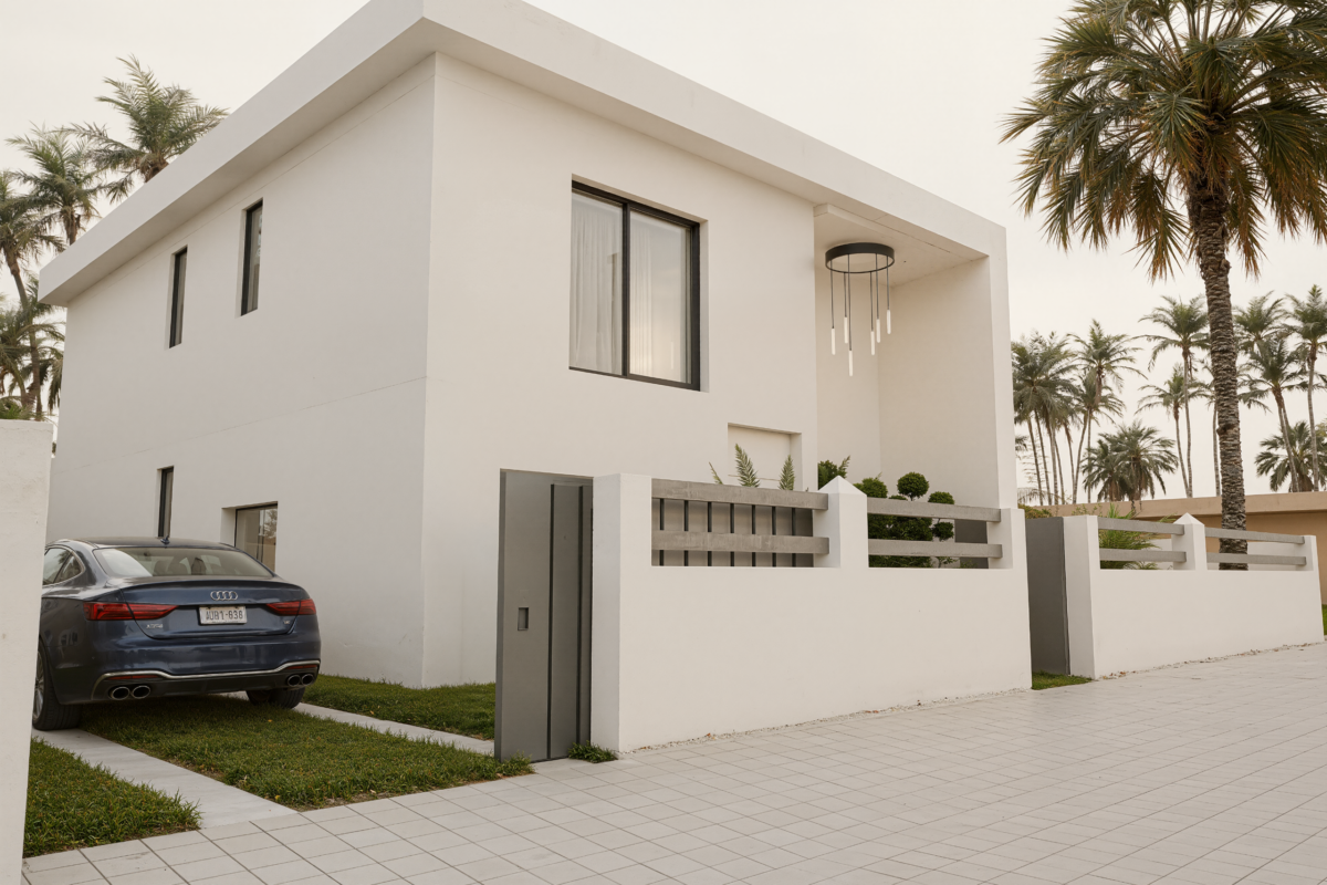 Une façade minimaliste aux lignes épurées, pensée pour dialoguer avec la lumière, les palmiers et le paysage environnant. L’ensemble révèle une esthétique sobre et élégante, où chaque volume affirme un langage architectural moderne et raffiné. 🌴🤍