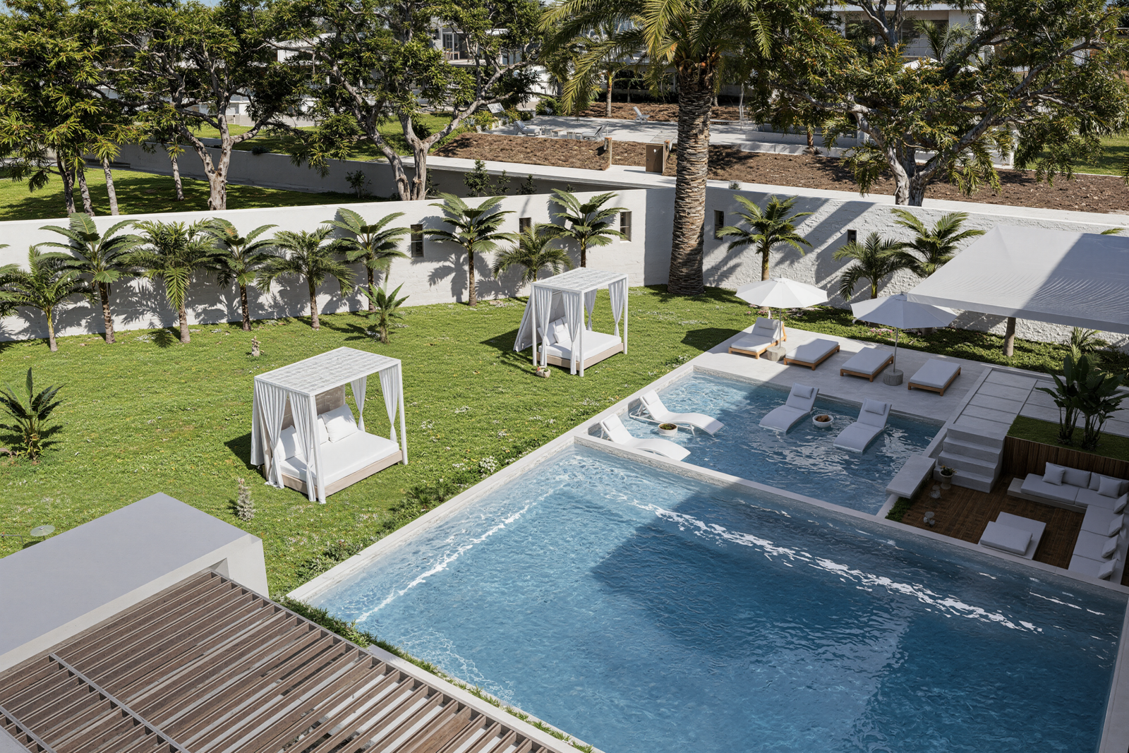 Une composition d’ensemble où la villa, le jardin et l’espace piscine se déploient avec harmonie dans un écrin de verdure. Les lignes contemporaines, les volumes sculpturaux et l’intégration paysagère créent une lecture claire, élégante et résolument haut de gamme du projet. 🌴🏛️