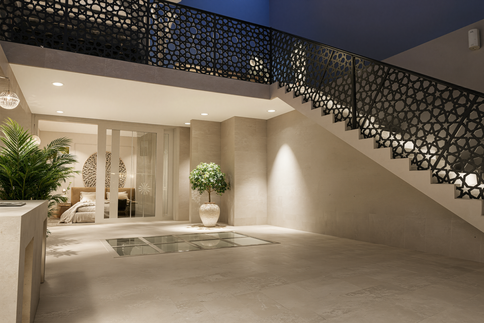Un espace extérieur pensé comme une véritable oasis urbaine, où la verrière apporte lumière, protection et continuité visuelle entre intérieur et extérieur. La terrasse se distingue par ses lignes épurées, sa végétation généreuse et l’atmosphère douce créée par les jeux d’ombre et de lumière. 🌿☀️