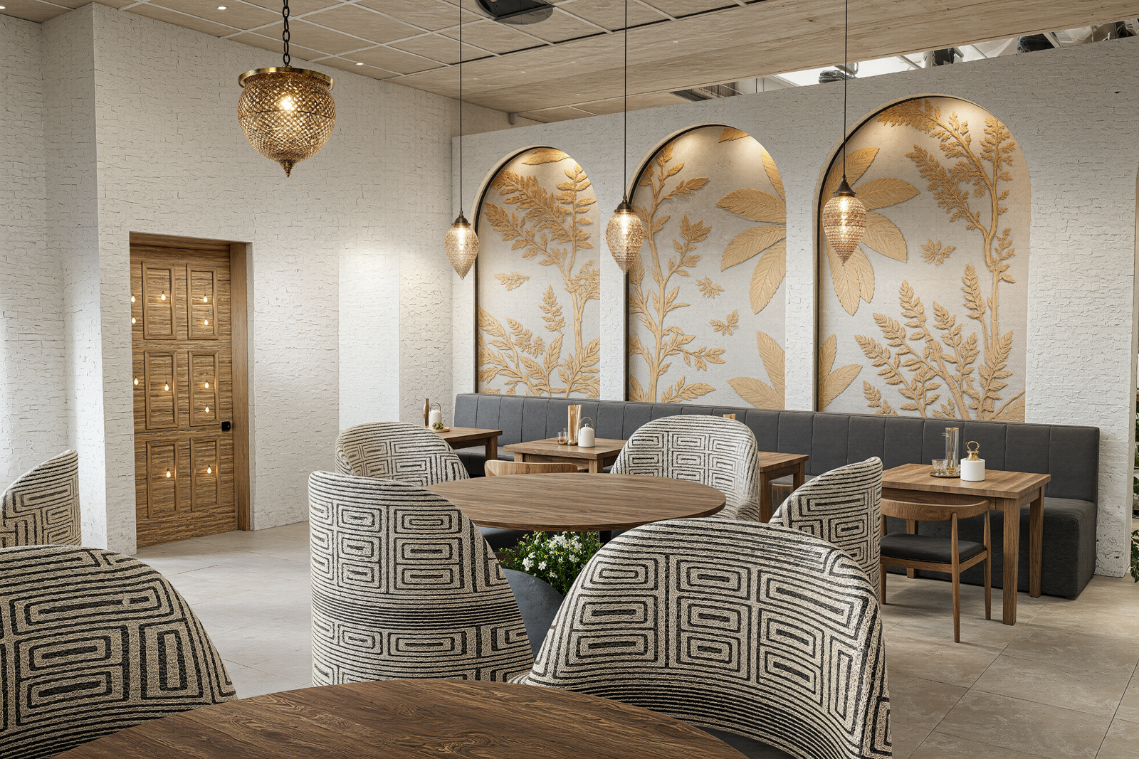 Un espace intimiste pensé pour offrir une expérience plus exclusive, plus calme, plus raffinée.
Les matières naturelles, les motifs décoratifs et la lumière tamisée composent une ambiance chaleureuse, élégante et parfaitement maîtrisée. 🍽️🌿