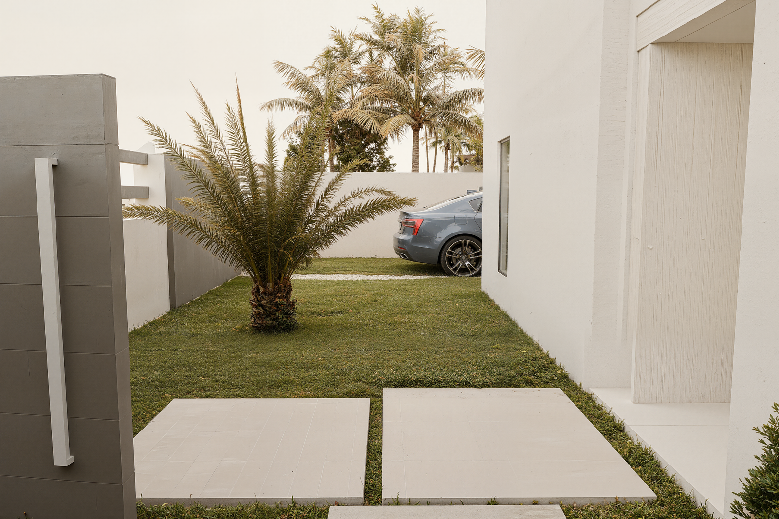 Une façade minimaliste aux lignes épurées, pensée pour dialoguer avec la lumière, les palmiers et le paysage environnant. L’ensemble révèle une esthétique sobre et élégante, où chaque volume affirme un langage architectural moderne et raffiné. 🌴🤍