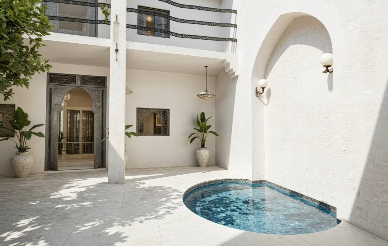 Un patio pensé comme un havre de fraîcheur, où l’eau devient le cœur de l’architecture. Le bassin s’intègre avec douceur dans les lignes épurées, créant une atmosphère paisible, lumineuse et profondément apaisante. 💧